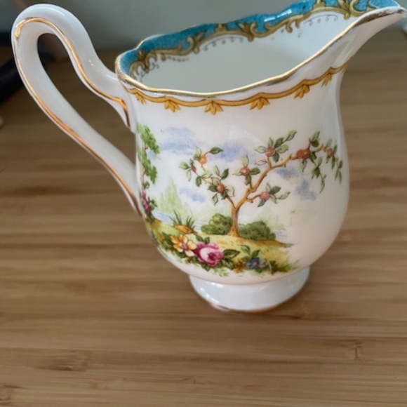 Royal Albert Creamer and Saucer - Picture 3 of 7